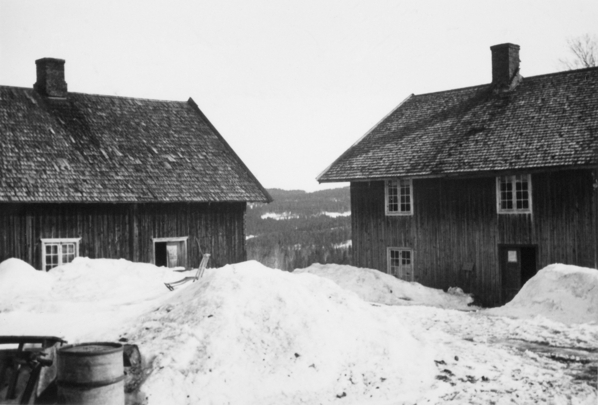 Anno Domkirkeodden, Eksteriør, Medlien gård, Ringsaker. Gamlebygningen (til høyre, fra 1600-tallet, revet 1951-52) og føderådsbygningen. Føderådsbygningen vart solgt på rot til Bjarne Åsen ved Kvernstubrua der den fortsatt er del av dagens bolig.