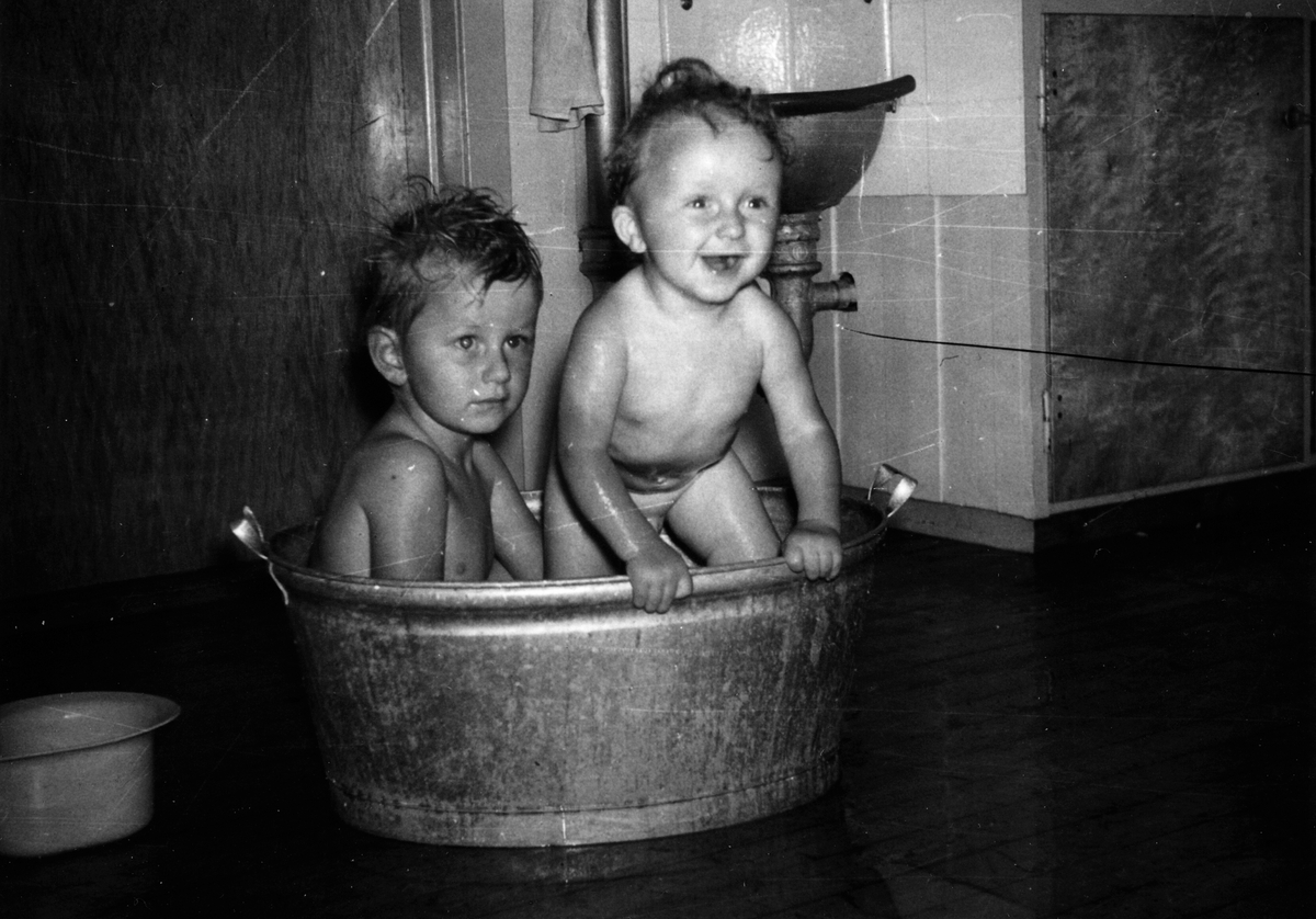 Anno Domkirkeodden, Interiør, Medlien gård, Ringsaker. Brødre i badebalje på kjøkkengulvet i 1959. Hans Christian (4) og Stein Roar (2).