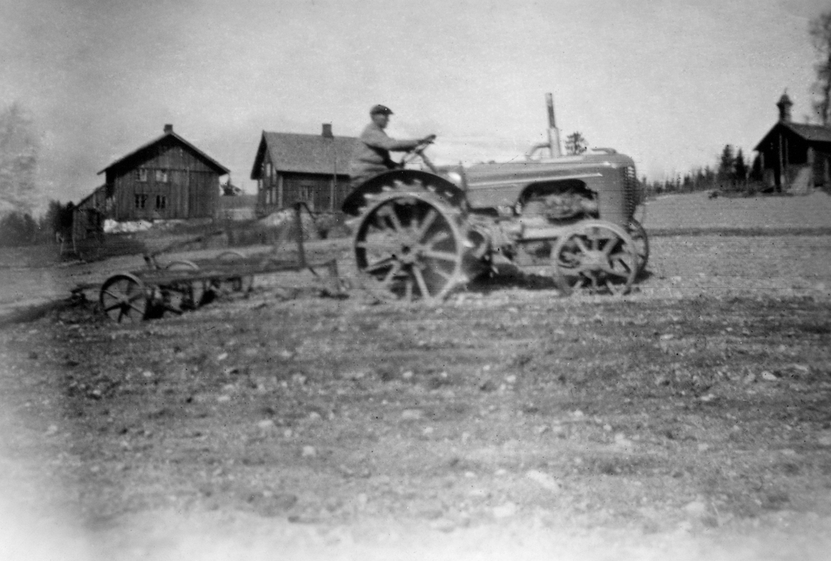 Anno Domkirkeodden, Våronn med traktor på Medlien gård, Ringsaker, 1940-45. Fysste hestekraft ta jønn som arbe mæ jord på Mælin (Medlien). Anders Solheim på Herbergstraktorn tidlig i krigsåra. Nå drægen opp stein førr æll framtid sa gammelbrukern storøgd. Hænn skulle ta grundig feil.