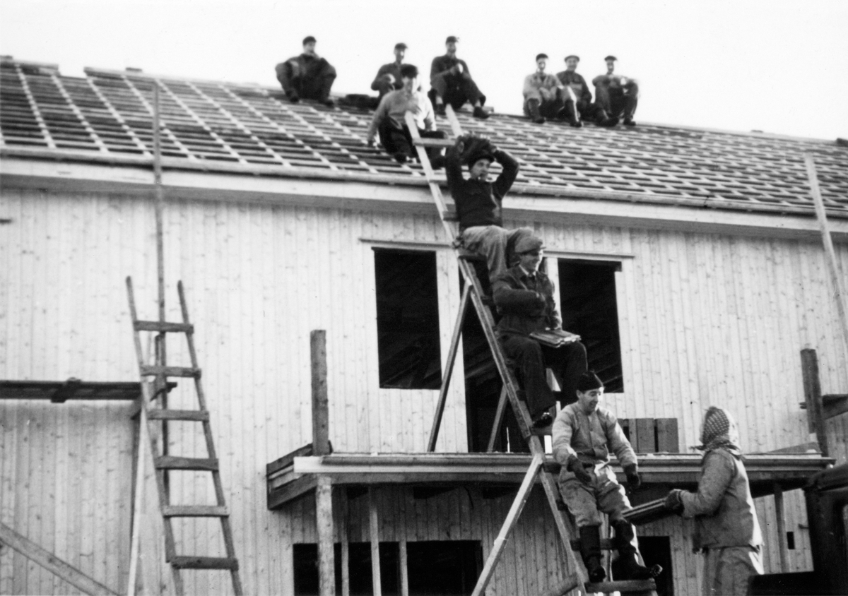 Anno Domkirkeodden, Dugnadsgjeng med legging av tak på ny hovedbygning på Medlien gård, Ringsaker. Gardbruker Hans (1888-1972) hadde spara materialer i over 10 år.