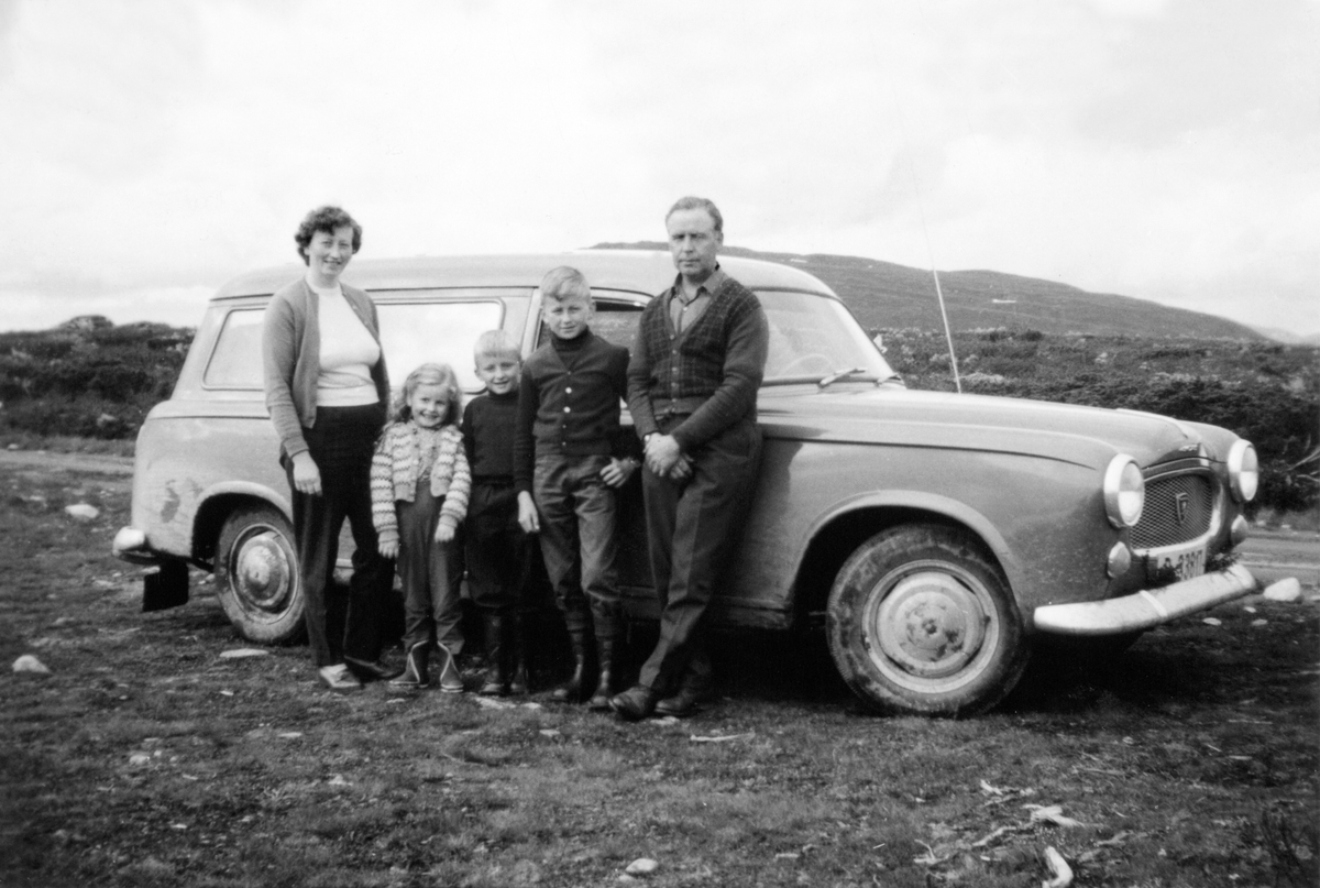 Anno Domkirkeodden, Familien Medlien på biltur med en Peugot 403 stasjonsvogn, tidlig 60-tallsmodell. Gausdal vestfjell i 1967. Mor Kjellaug (gausdøl på hjemlie trakter) og barna Eli (7), Stein Roar (10) og Hans Christian (12), far Hans H. Medlien.
