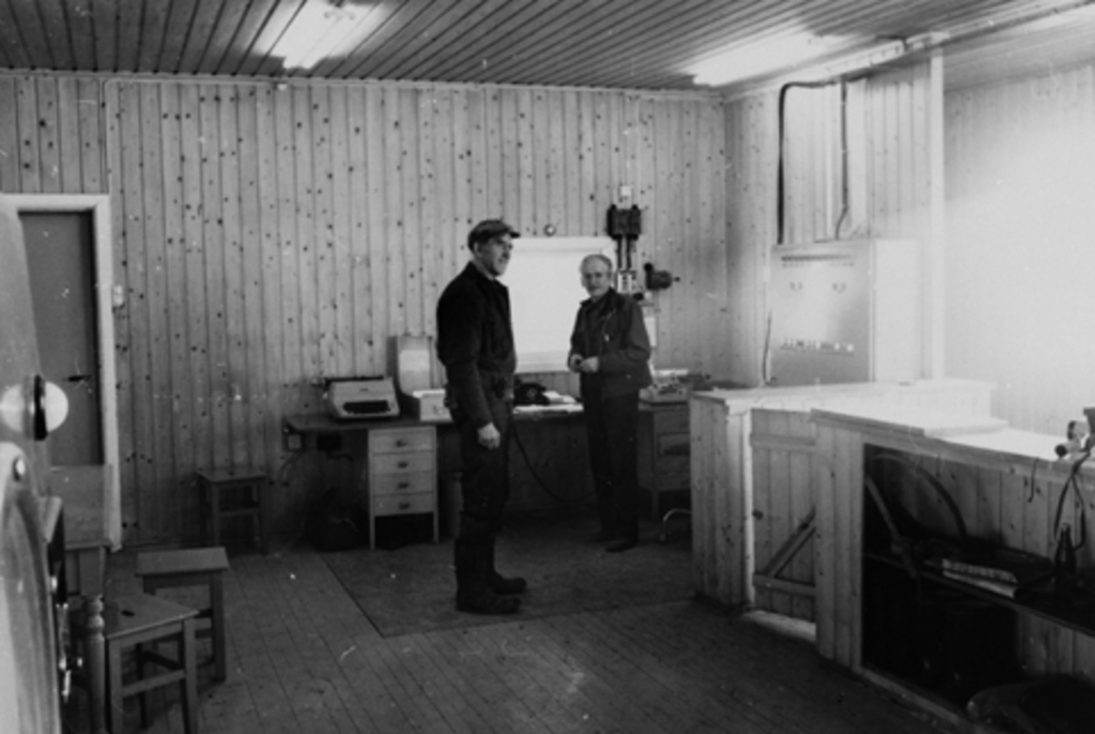 Anno Domkirkeodden, Jessnes Potetmjølfabrikk, Hedmarkens Potetmelfabrikk. Interiør, kontor. To ukjente personer.