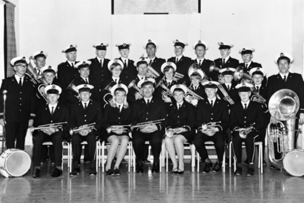 Anno Domkirkeodden, Nordåsen Musikkforening, 1968. Foran f. v. Jostein Skår, Svein Lillehovde, Reidun Winjusveen, Johannes L. Sørlien, Anni Berger, Jan Lillehovde, Magne Elvsveen. 2. rekke f. v. Alf Berger, Magne Hovde, Mathias Dalsveen, Kari Tørudstad, Einar Bratengen, Anne Hagnholen, Anne Lise Hovdedalen, Harald Tor…