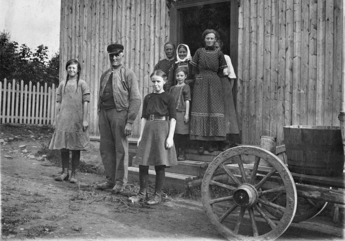Ukjent, Hos Johannes Svestuen "Svestuggurn" f 1857. Fra venstre Constanse Johansen, Johannes Svestuen, Hjørdis Johansen. Liten jente Signe Johansen. De tre i bakerste rekke er ukjente. De tre jentene er døtrene til snekker Ole Johansen som bodde i Sollien (nabohuset). Johannes Svestuen drev som transportør…