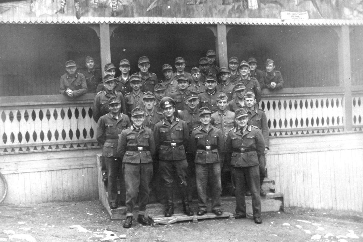 Ukjent, Gruppe tyske soldater, 2. verdenskrig, Moelv. Folkets Hus.