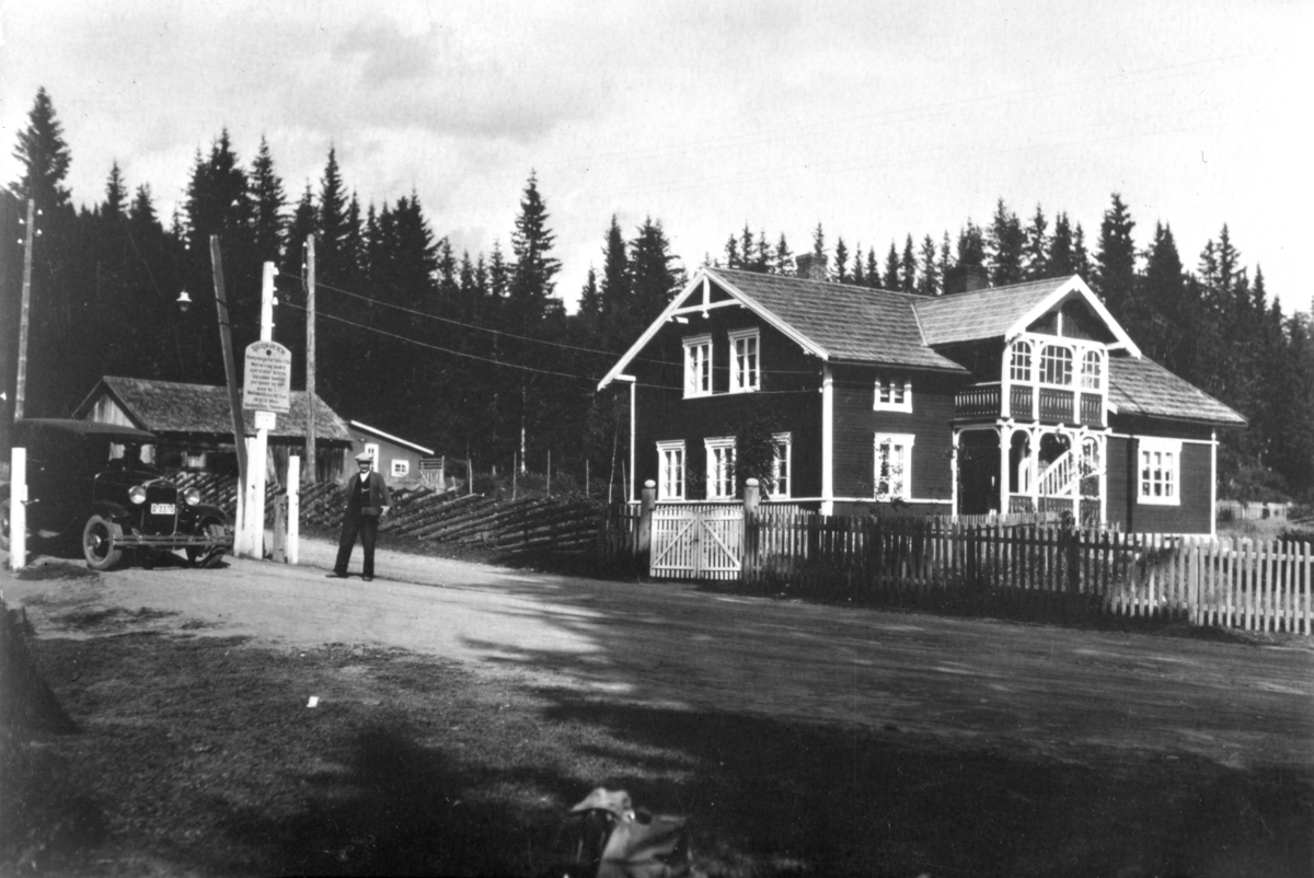 Ukjent, Bomveg til Sjusjøen, Bommen ved Brenna i Mesnalia. Bil med reg. nr. D-3370.