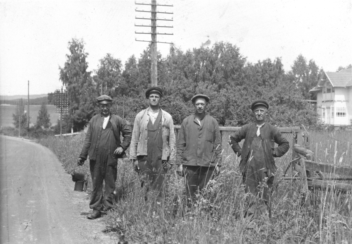Mikkel Sveinhaug, Telefonmontører, linjearbeidere, telefonlstolper, Telefonkara fotografert av Mikkel Sveinhaug på riksvegen litt sør for Tingvang i Ringsaker 1935-36. f. v. Kristian Olsen, Magnus Aspelund, Einar Løvli og Johan Olsen.