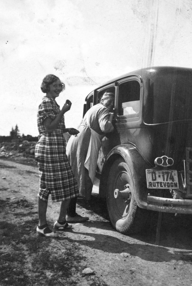 Ukjent, Personbil D-174, rutevogn på tur i fjellet, to kjente kvinner. Denne er en Packard 1930 som tilhørte Otto Berge i Gaupen. den gikk som drosje og buss. Bilen hadde motor på 6, 3 l og 8 sylindret motor på 145 h. k.