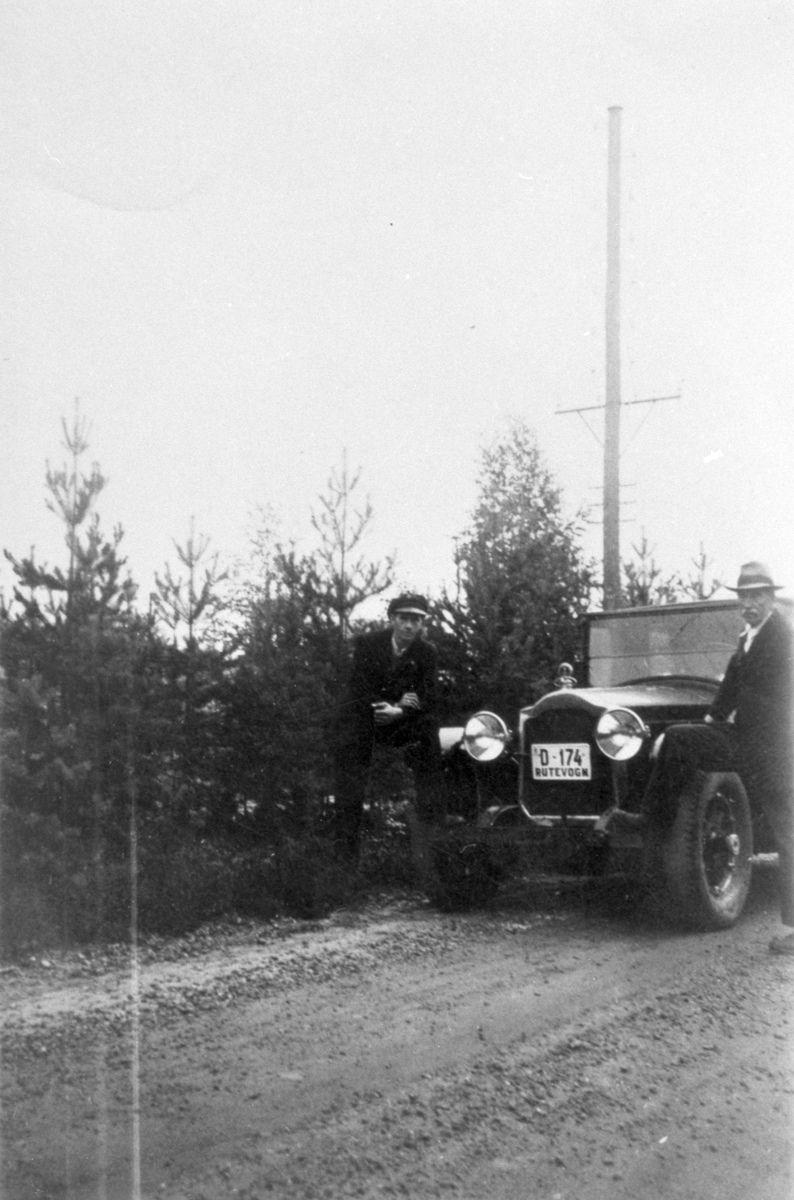 Ukjent, Personbil reg. nr. D-174, rutevogn. Denne er en Packard 1930 som tilhørte Otto Berge i Gaupen. den gikk som drosje og buss. Bilen hadde motor på 6, 3 l og 8 sylindret motor på 145 h. k.