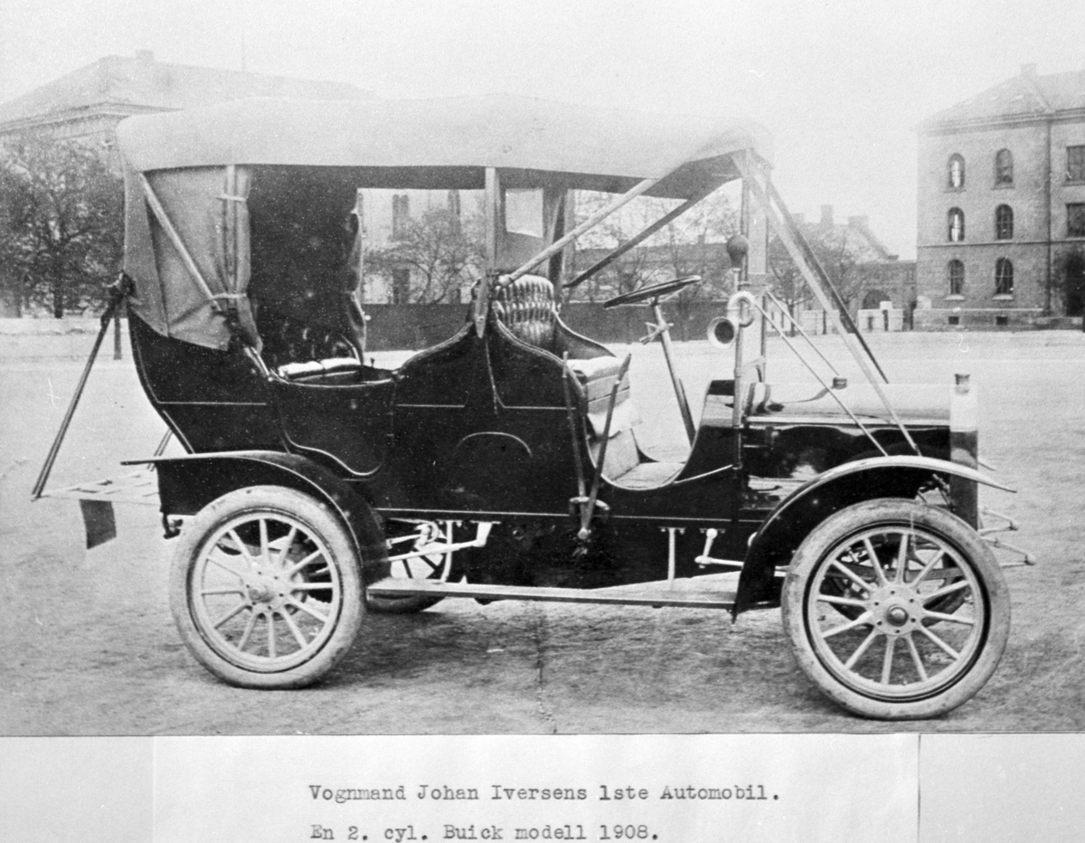 Ukjent, Vognmand Johan Iversens første automobil, to sylindret Buick 1908 modell, Oslo (Ytre festningsområde på Akershus festning, Gamle Logen til venstre og Skolebygningen til høyre. )