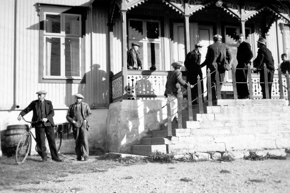 Håkon Prestkværn, Tingvang. Fra valgdag på Tingvang i Ringsaker 1936-1938.. Nr. 2 f. v. Johs. Solberg. Nr. 2 i trappa Ingvald Grøndahl