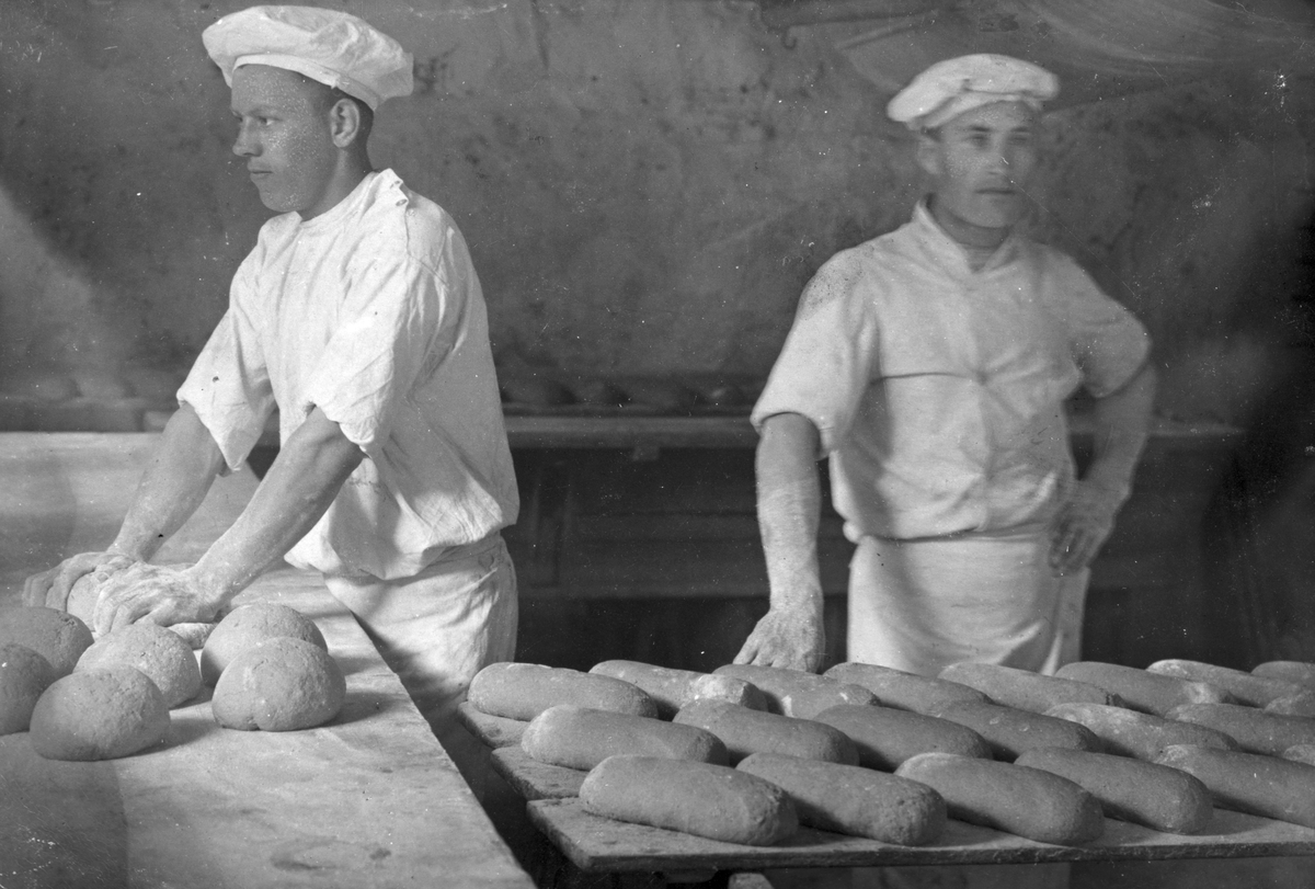 Ukjent, To bakere baker brød. Lars Slettum leide bakeriet hos Ingv. Dehli i Moelv før krigen, ukjente.