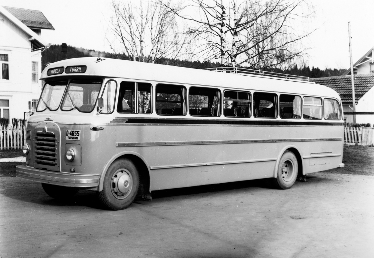 Ukjent, Buss- D-4655. Turvogn. Drosjeeiernes turbuss Bedford SB 1954 modell. Bensinmotor. Parkert ved jernbanestasjonen i Moelv.