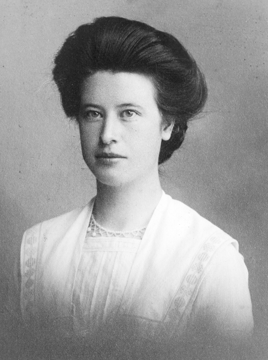 Simen Baardseth, Borghild Baardseth g. Grinvold på Østre Toten. Ble senere husstellærer i Arendal. Kvinneportrett..