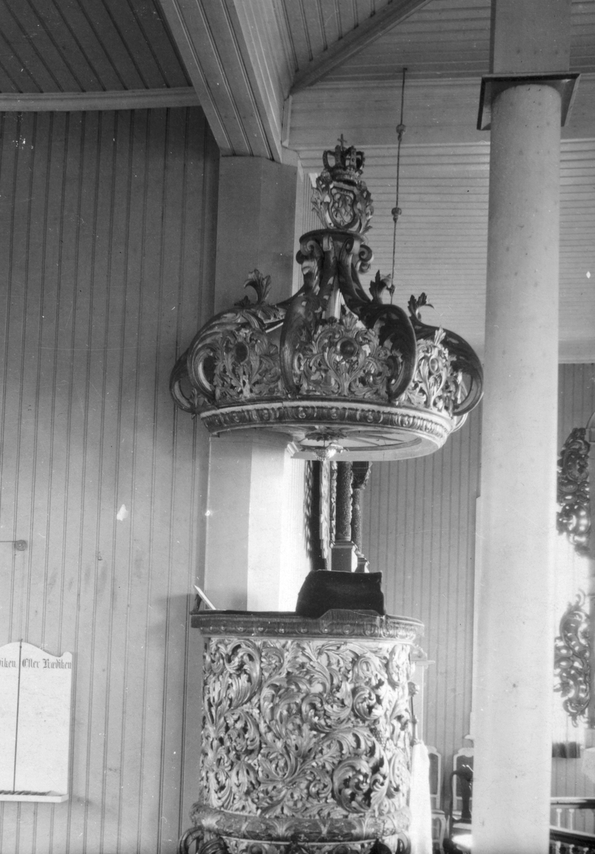 Ukjent, Veldre kirke, interiør, prekestol med himling fra 1738, skåret av akuntuskunstneren Lars Pedersen Pinnerud, Furnes. Treskurd. Veldre kirke ble bygget i år 1726. Kirken med alt inventar brant ned 26. September 1996