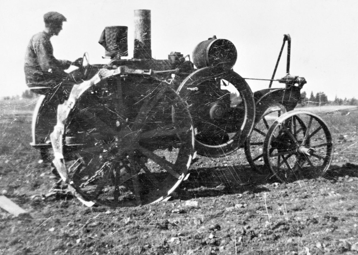 Anno Domkirkeodden, EIVIND AALSTAD PÅ JERNTRAKTOR, DEN FØRSTE TRAKTOR PÅ ÅLSTAD GARD, MOGUL