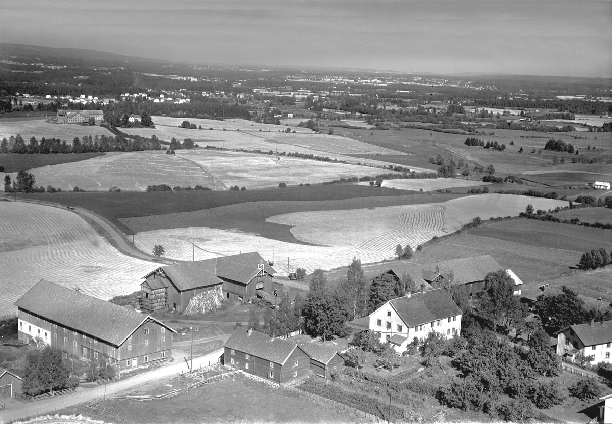 Widerøes Flyveselskap A/S, FLYFOTO ARNEBERG NORDRE, STANGE