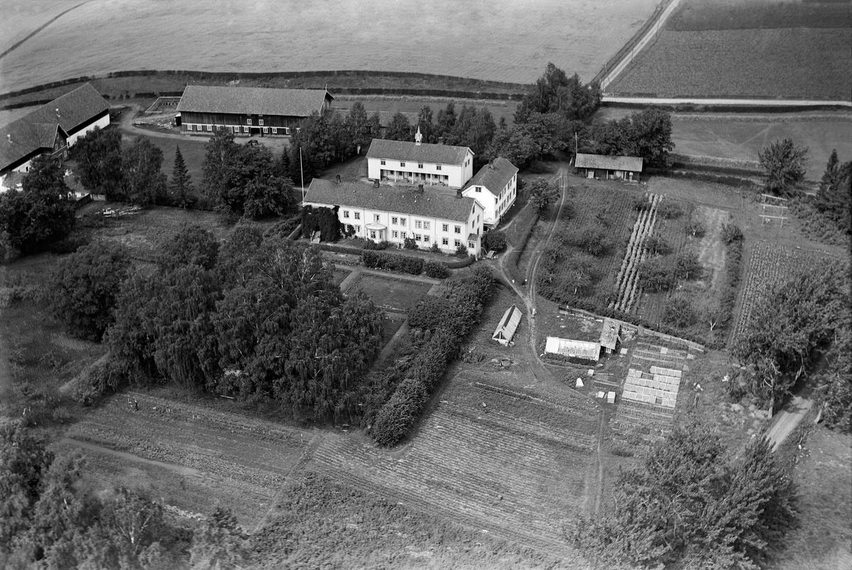 Widerøes Flyveselskap A/S, FLYFOTO ÅKER GÅRD, RIKSVEG 25