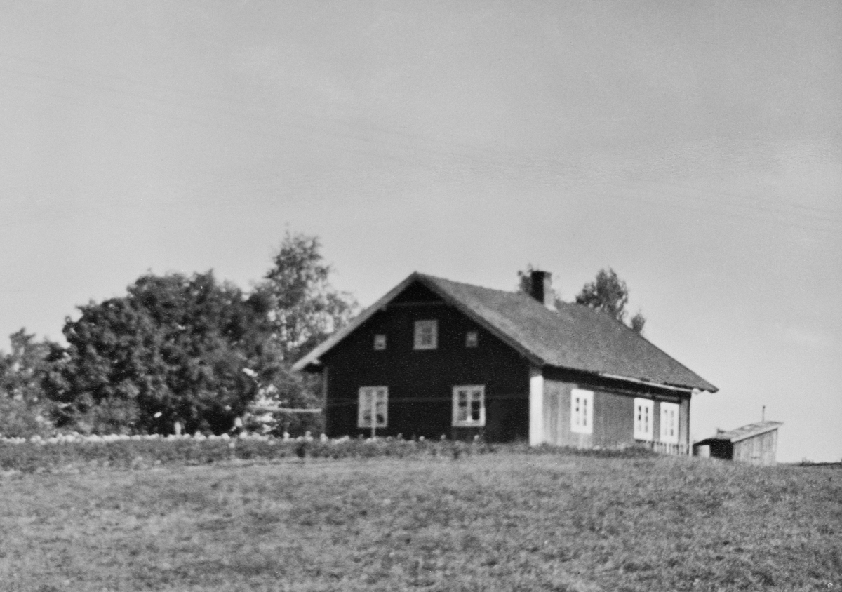 Anno Domkirkeodden, EKSTERIØR: STUEBYGNINGEN ØVERGAARD UNDER HANUM VESTRE, ILSENG