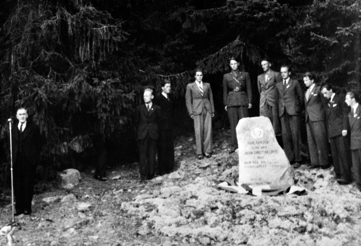 Anno Domkirkeodden, AVDUKING AV BAUTA VED ØYA I ÅSTADALEN, 26. AUGUST 1946. REIST TIL MINNE OM THOR ERIKSEN OG JACOB CHRISTIAN LØKKE SOM BLE SKUTT AV TYSKERNE HØSTEN 1944. HER BLIR DET LAGT NED KRANS HVER 17. MAIUKJENT, UKJENT, UKJENT, ROLF SÆTHER, MAGNUS SOLUM, . . . . . STUBBOM, UKJENT, KNUT HEDEMANN, UKJENT, UKJENT.