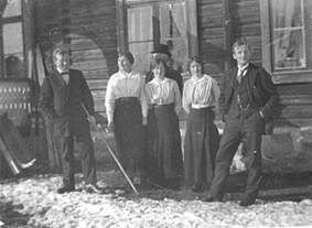 Anno Domkirkeodden, GRUPPE: 5, MIKKEL TOMTER, KAREN ÅSBAKKEN, UKJENT, AGNES TOMTER, OLAUS TOMTER, FORAN ØSTÅS SKOLE