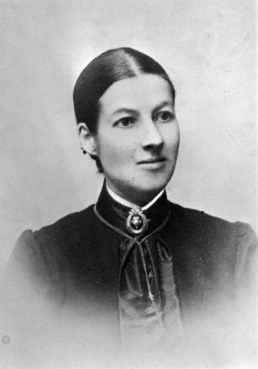 Anno Domkirkeodden, PORTRETT: KRISTINE HANUM FØDT: SKRAMSTAD, 1861-1931, HANUM VESTRE