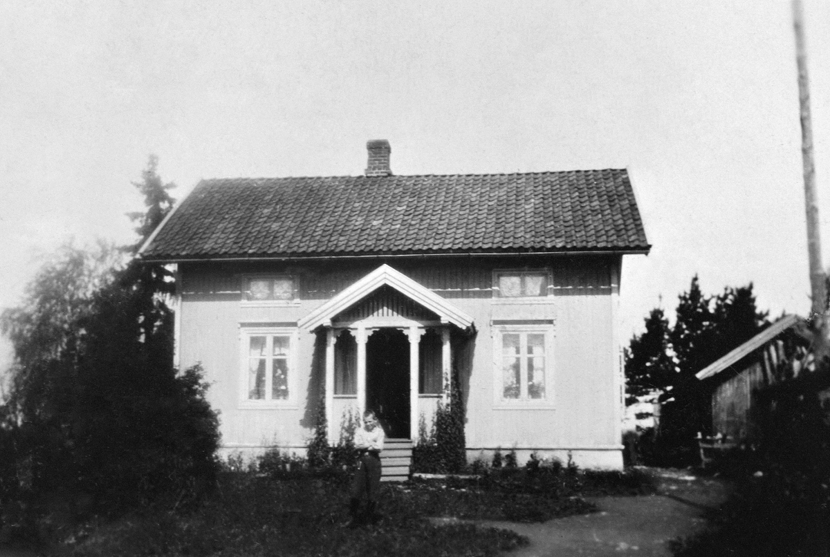 Anno Domkirkeodden, EKSTERIØR: FREDBO UNDER FROGNER, BOLIG, LEIF LARSEN FORAN HUSET