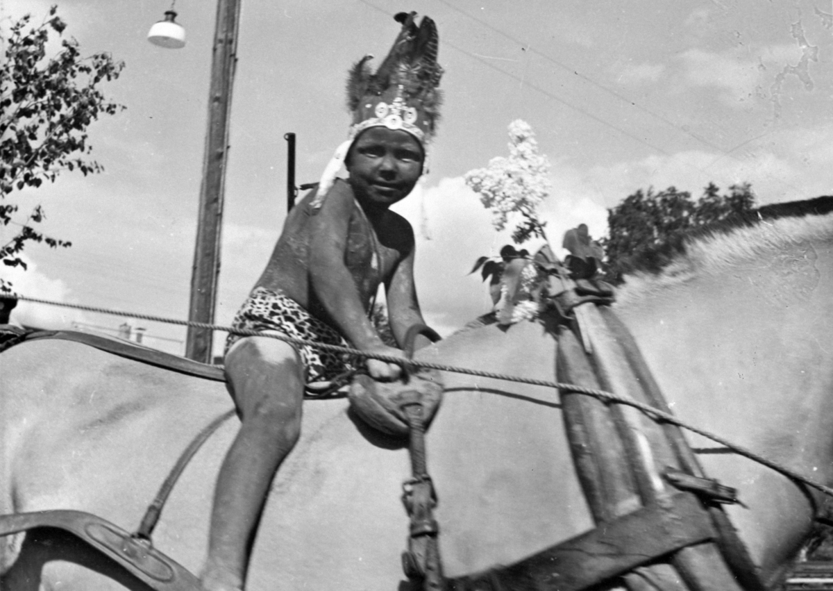 Anno Domkirkeodden, ÅPNING AV LEKEPLASS PÅ HJELLUM, OPPTOG, BARN I LEK, ODMUND GLOMLIEN UTKLEDD SOM INDIANER TIL HEST, HJELLUM