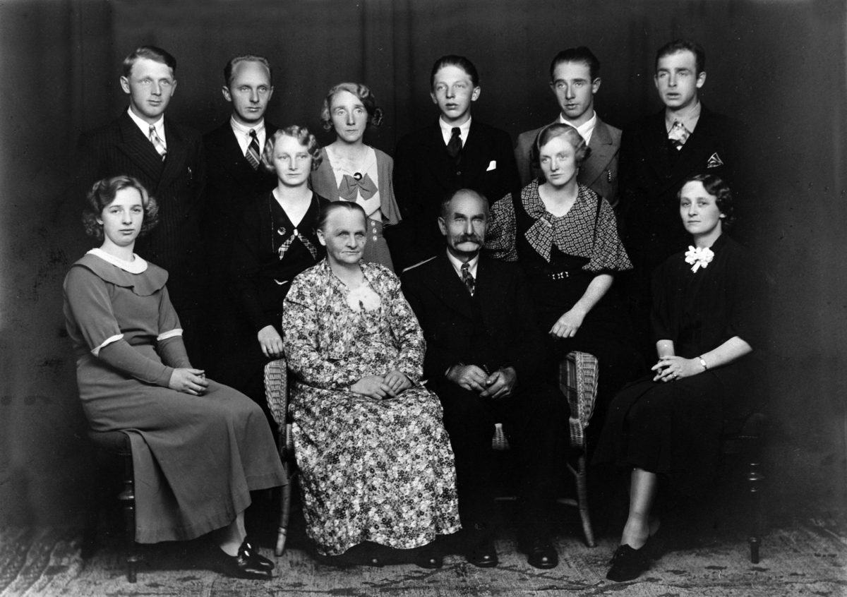 Anno Domkirkeodden, FAMILIEGRUPPE 12, LAVINE LARSEN OG ANDREAS LARSEN MED BARNA, FRA VENSTRE: RAGNA, ANNA, LAURA, TORA, BAK: LARS, LUDVIG, SINA, VILHELM, IVAR, KRISTIAN, INGEBERGSHAGEN.