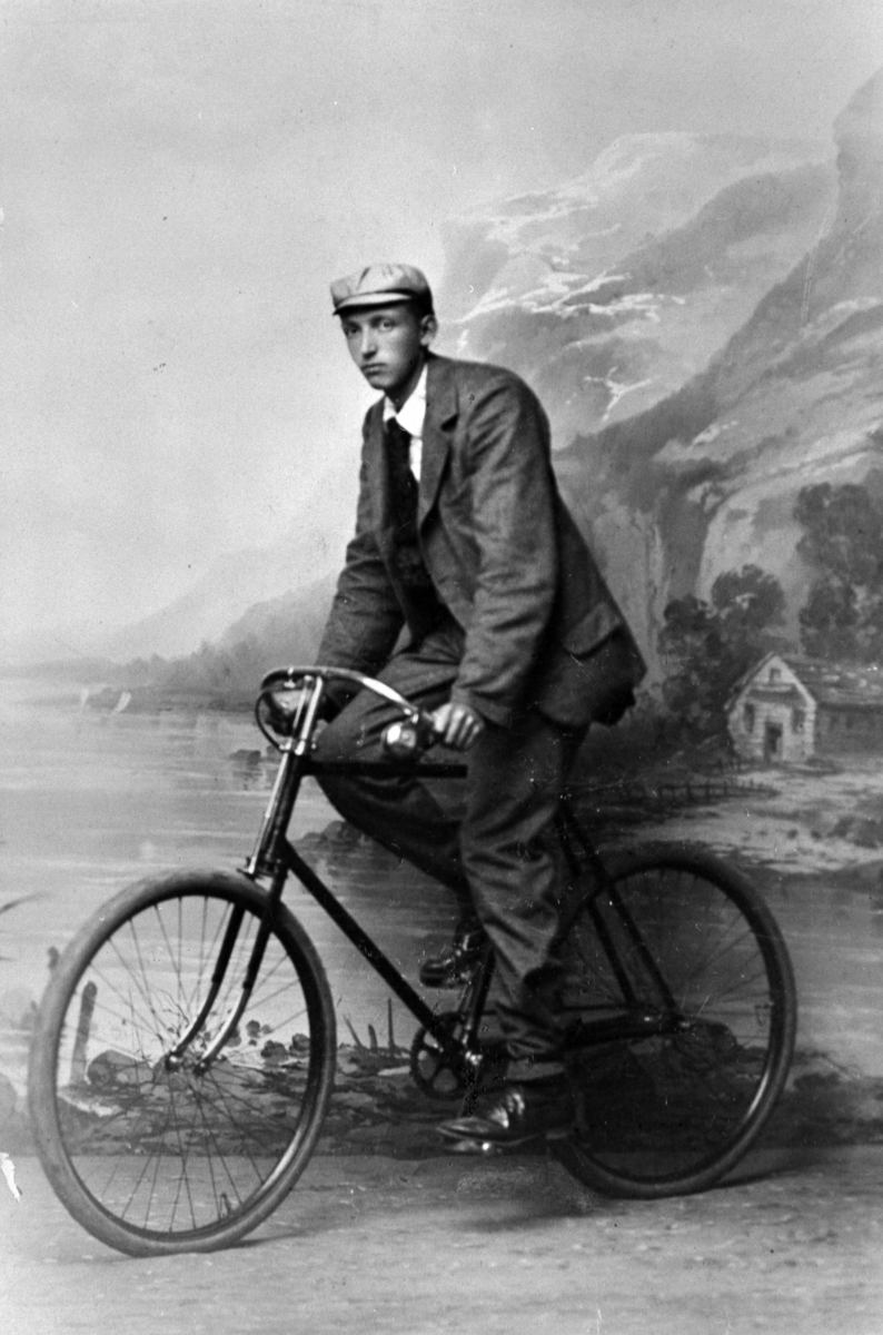 Anno Domkirkeodden, MIKKEL SIMENSEN FØDT: 1877 PÅ SYKKEL, HOL ØSTRE