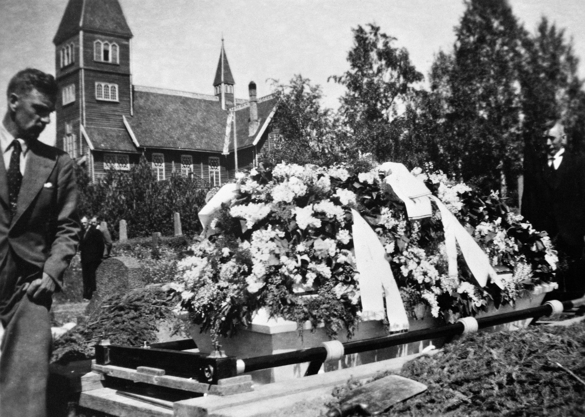 Anno Domkirkeodden, BEGRAVELSE ETTER JOHANNE BEKKEVOLD, SENKING AV KISTE, EINAR SANDVOLD KIRKETJENER TIL VENSTRE, MASKALK JON HOLTER, ØVRE VANG KIRKE, KAPELL