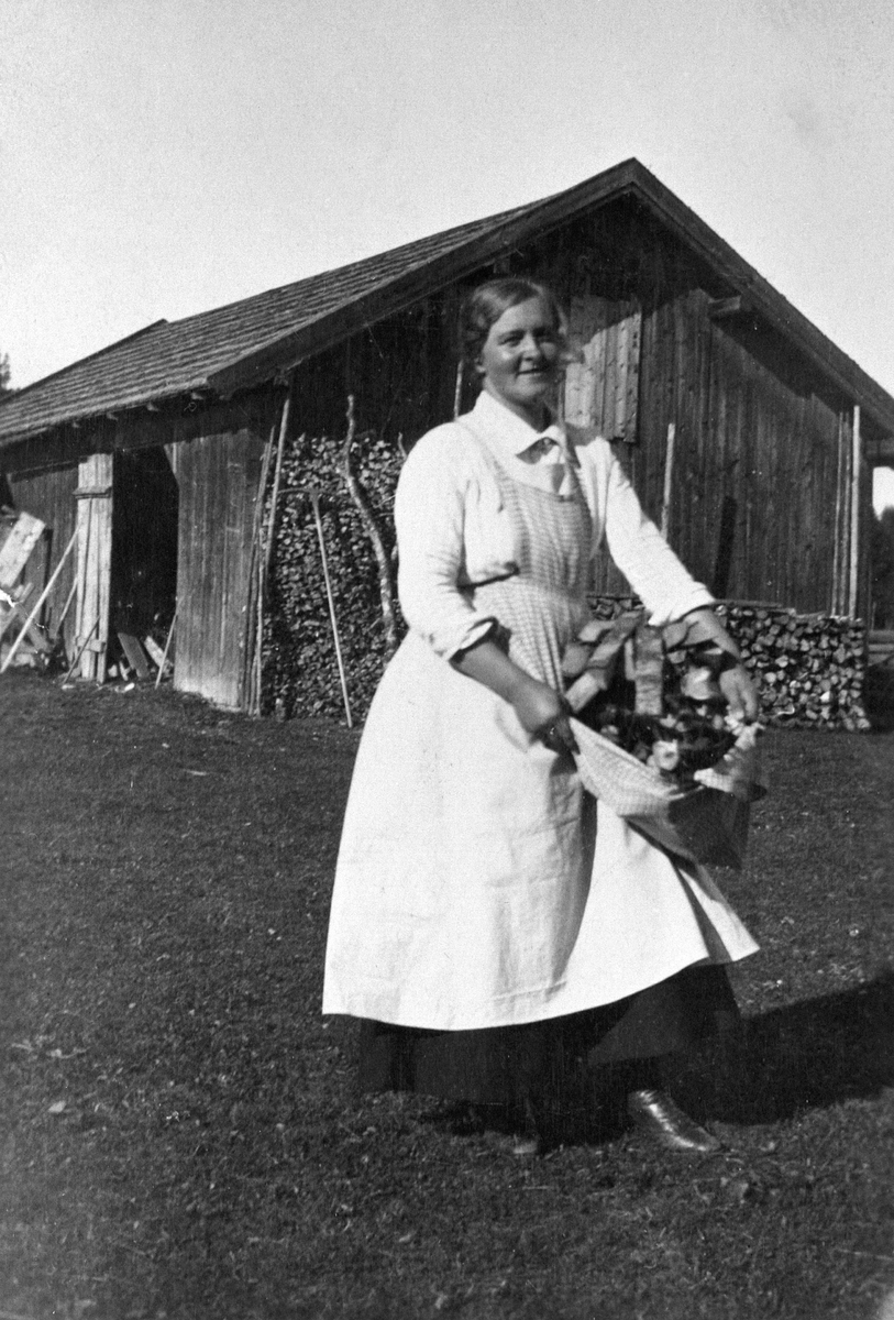 Anno Domkirkeodden, PAULINE BRENNE BÆRER FYRINGSVED I FORKLE, BRENNA