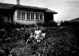 Anno Domkirkeodden, EKSTERIØR: HELSTADSTUA UNDER HELSTAD, I MIDTEN: MAGDA TANGEN