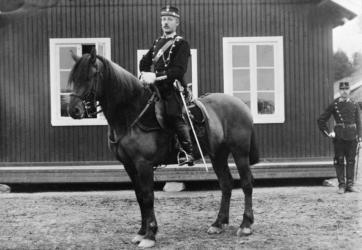 Anno Domkirkeodden, KR. THOMASSEN, VENDKVERN FØDT: 18. 07. 1857 TIL HEST I MILITÆRUNIFORM, GARDERMOEN