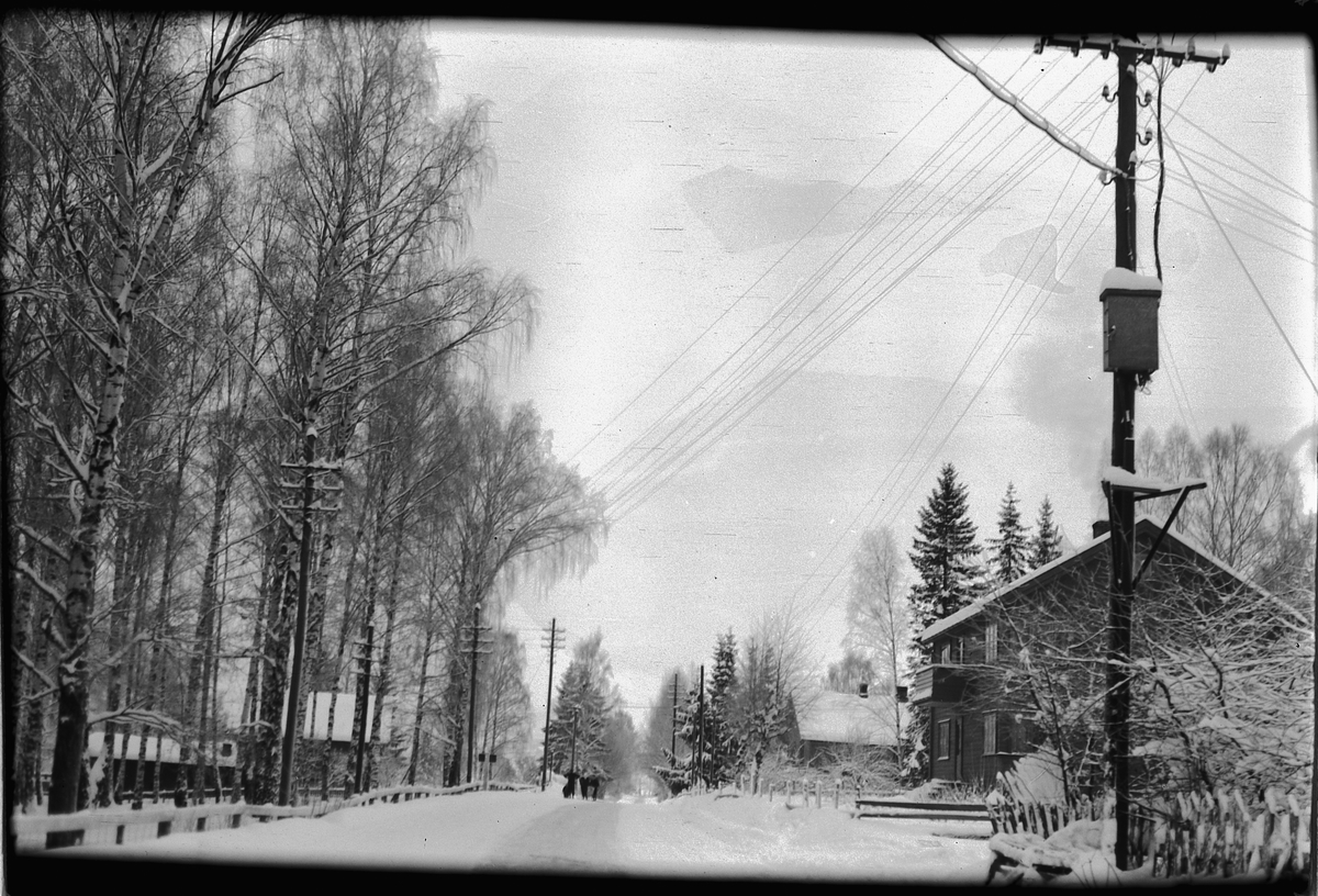 Håkon Prestkværn, Vinter, gate med hus. Moelv. Storgata, nord for Kilde skole