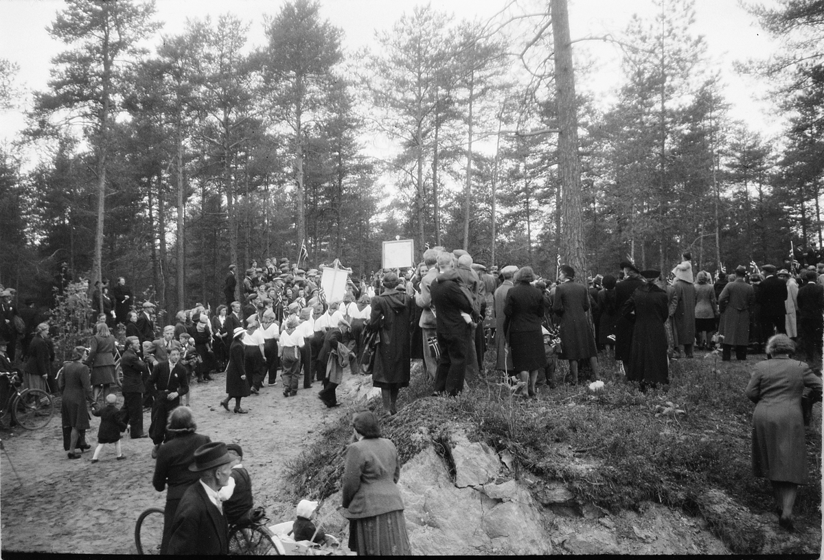 Håkon Prestkværn, Stor gruppe mennesker samlet i parken ovenfor Folkets hus i Moelv med faner og norske flagg.