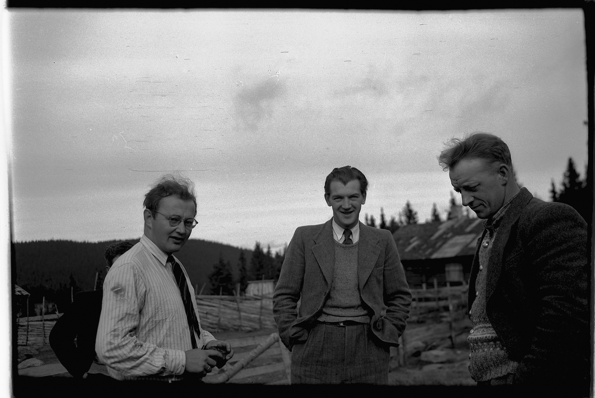 Håkon Prestkværn, Fra venstre Lars R. Haugen, Kåre Tranget og Peder ? Pedersen på fjellet. På tur med betjeningen ved Moelven meieri.