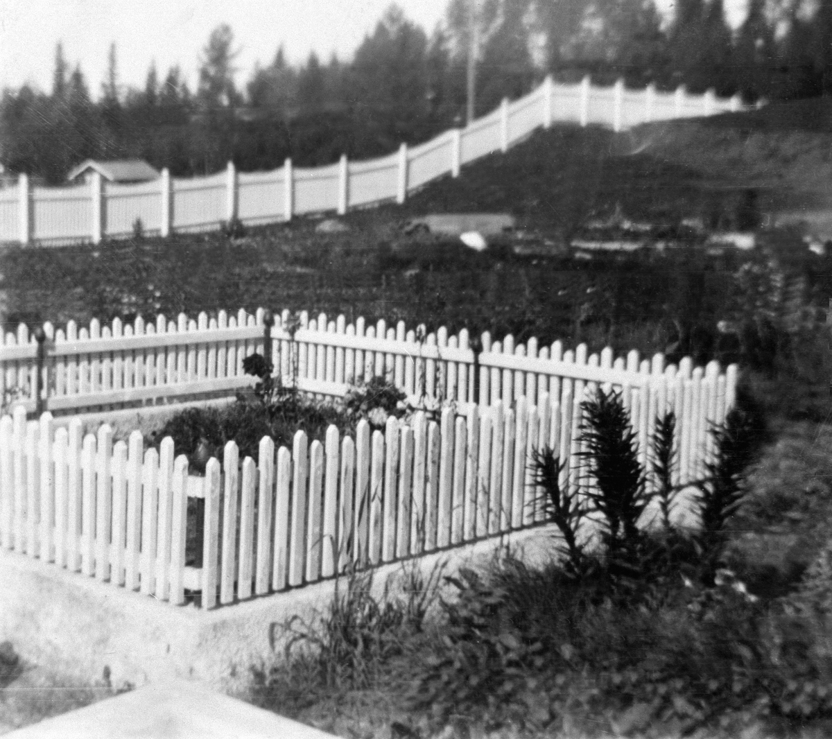 Anno Domkirkeodden, GRAVSTEDET TIL ANDREAS VESTLI OG KRISTINE VESTLI, ØVRE VANG KIRKE, ØVRE VANG KAPELL, KIRKEGÅRD
