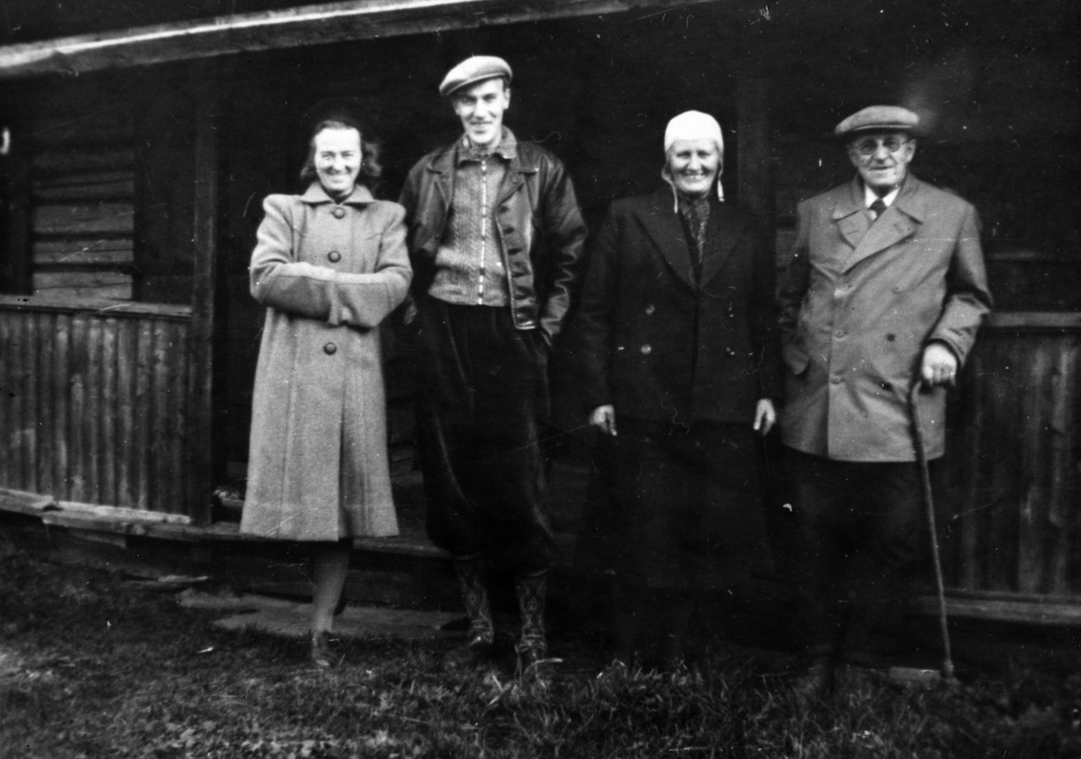 Anno Domkirkeodden, GRUPPE: 4, FRA HØYRE; ANDERS INGEBERG, GUNDA GRØHOLT, BLYSTADS FRA HAMAR FORAN SETERSTØRHUSET, BOLSDALEN SETER, VANG ALLMENNING