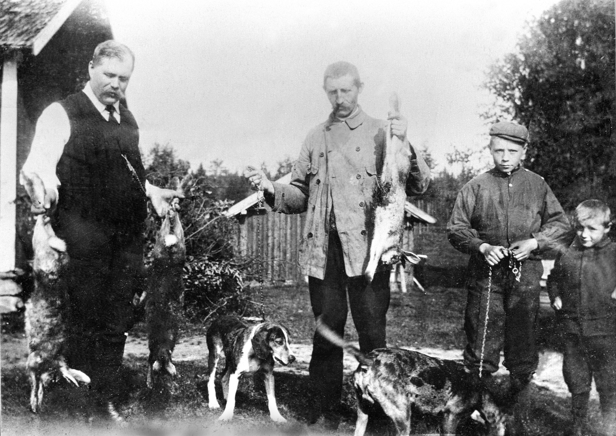 Anno Domkirkeodden, HAREJAKT, GRUPPE: 2 MENN, 2 GUTTER, HUNDENE: RASK. KLANG, FRA VENSTRE: KJØPMANN CHR. LUND, ANDERS SANDVOLD, ANDREAS SANDVOLD, ASBJØRN, ASBJØRN HUNDENE RASK OG KLANG, SKOMAKERBAKKEN