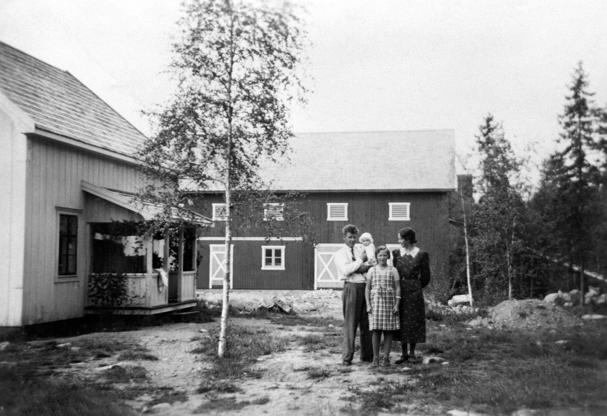 Anno Domkirkeodden, EKSTERIØR: BUREISNINGSBRUK NORDBRYN, GRUPPE: 4 FORAN: BERTA LINDBY-AAS, BJARNE LINDBY-AAS MED JORUNN PÅ ARMEN, INGRID, BUREISERE