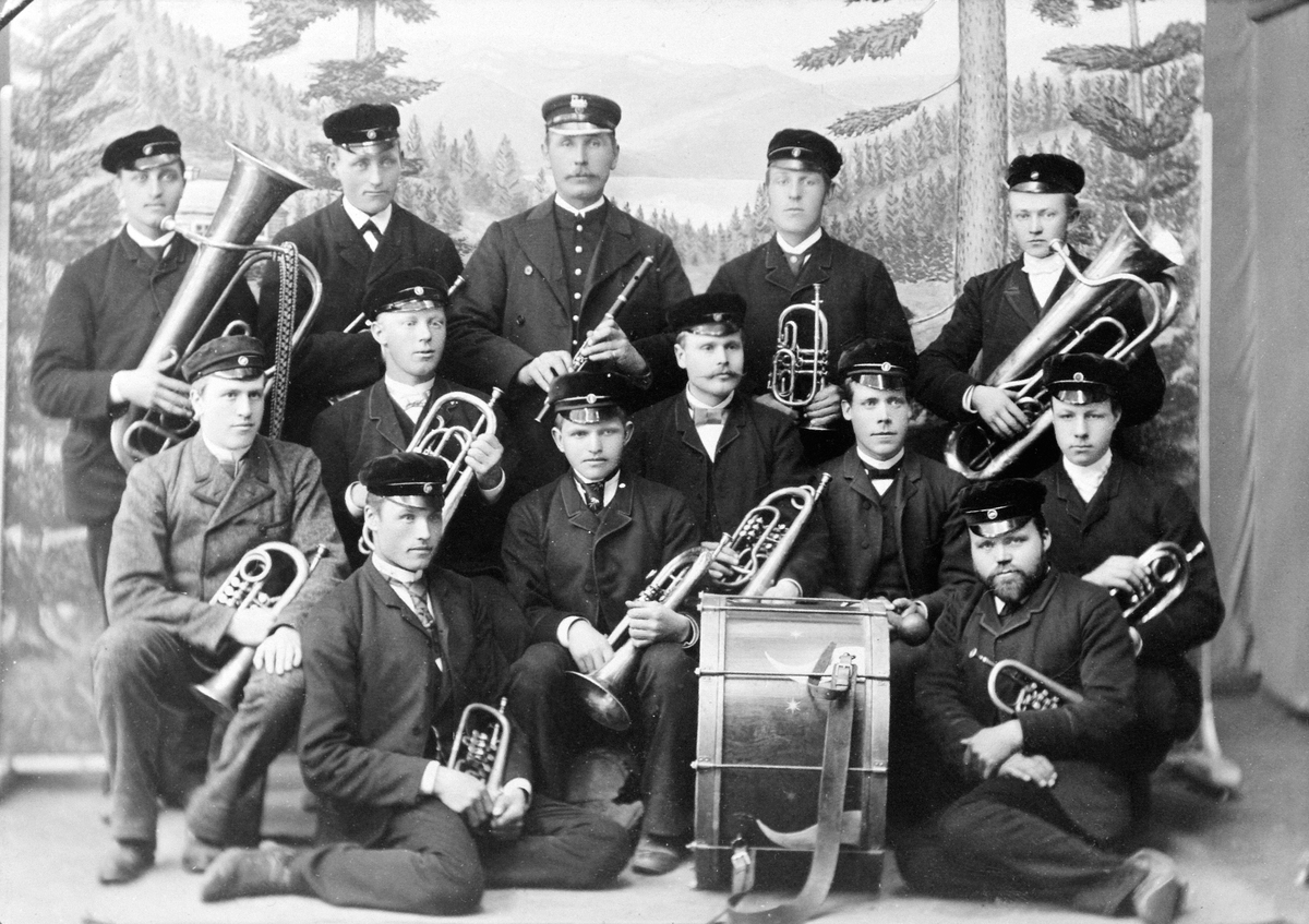 Anno Domkirkeodden, GRUPPE: 13, VANG MUSIKKFORENING, FORAN FRA VENSTRE: EDVARD AALERUD, VED TROMMEN: OLE URSTAD, MESSINGINSTRUMENTER, BLÅSEINSTRUMENTER