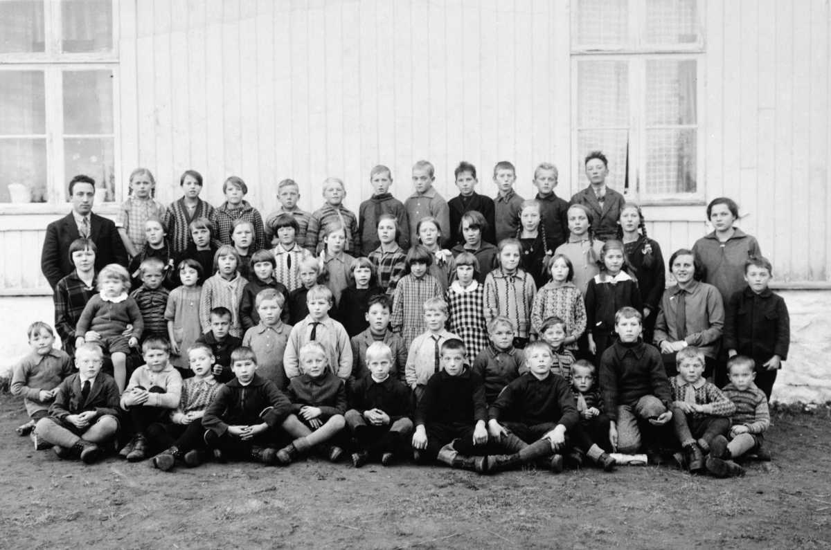 Anno Domkirkeodden, GRUPPE: 59 SKOLEELEVER MED LÆRERE FORAN INNGANGEN ØSTÅS SKOLE1. REKKE (FORAN) FRA VENSTRE: IVAR AASBAKKEN, JOHAN ELIASSEN, HELGE AASBAKKEN, ANDERS SANDVOLL, JOHAN HOLENBAKKEN, JON ELLER HENRIK BLEKEN RUD, EINAR ANTONSEN, JOHAN LUNDE, ØYSTEIN NILSEN, HÅVARD ALDERSLYST, HENRY AAS, ANDREAS BEKKEN. 2. …