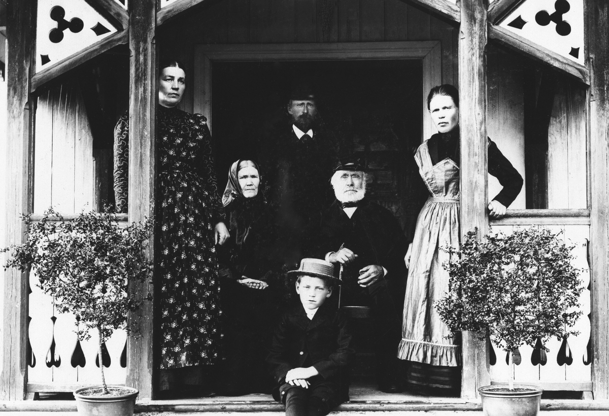Anno Domkirkeodden, LIBERG, FAMILIE GRUPPE 6, FORAN I MIDTEN: OLE LIBERG, FRA VENSTRE: KRISTINE LIBERG, KAREN LIBERG, OLE LIBERG, CHRISTINE LIBERG, BAK STÅR: HELGE LIBERG.