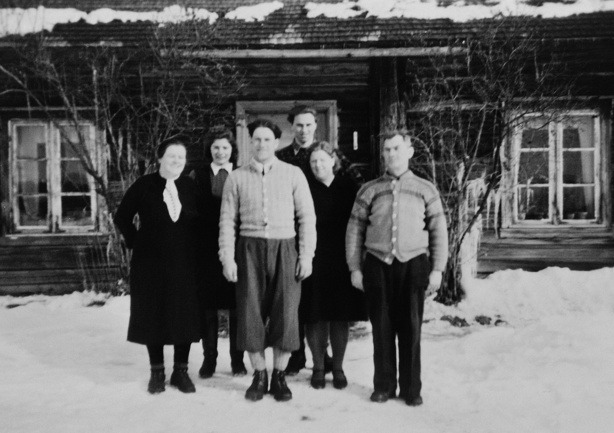 Anno Domkirkeodden, SKJELLBERG UNDER LIBERG, FAMILIEN VESTLIFRA VENSTRE: MARTHA, GØNNER, LARS, EGIL STÅRVIK, KIRSTEN OG KRISTOFFER.