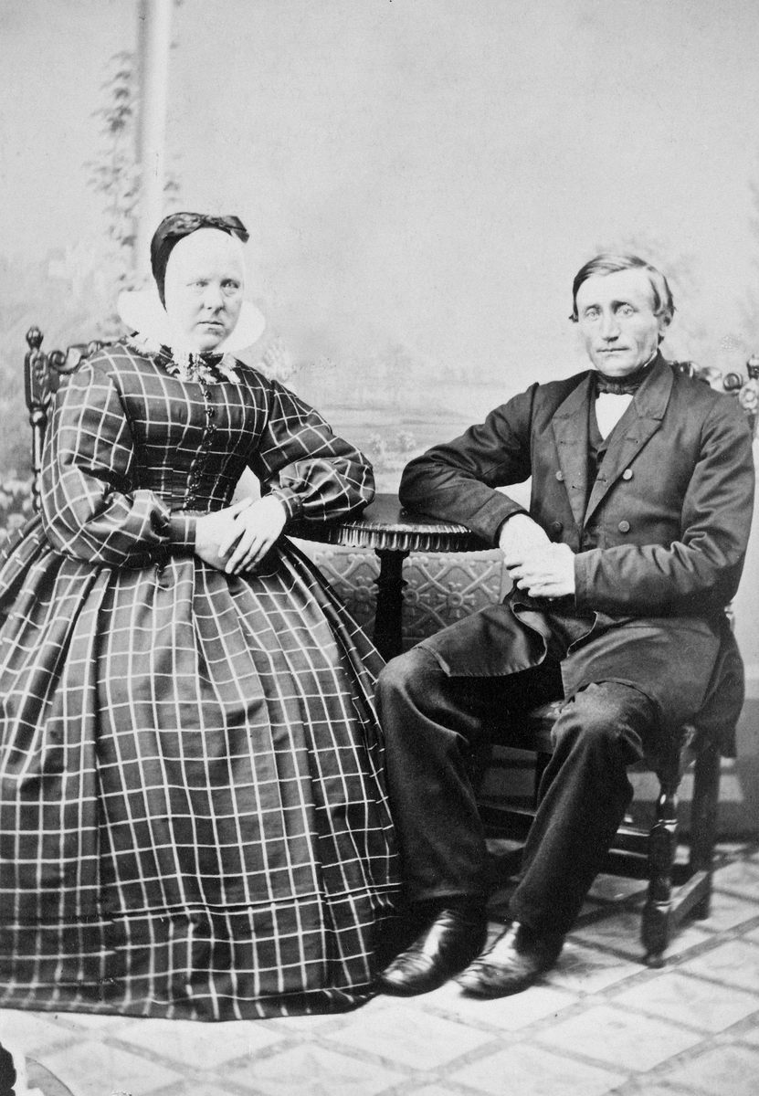 Anno Domkirkeodden, INGEBORG NASHAUG F. PÅ STOR IHLE I FURNES OG EVEN OLSEN NASHAUG, GIFTET SEG I 1857. KVINNEDRAKT, HODEPLAGG