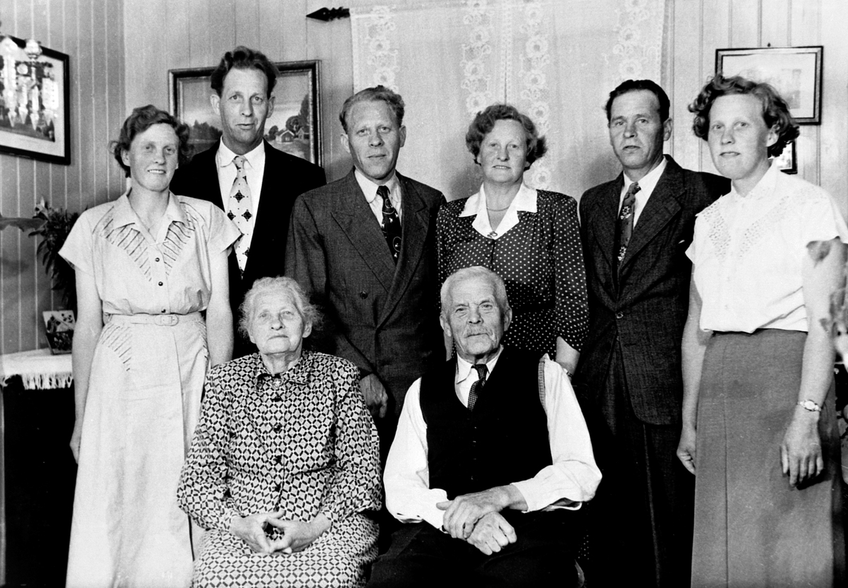 Anno Domkirkeodden, FAMILIEN LØBERG I HAUGLI. FORAN FRA V. NIKOLINE OG MARTIN LØBERG. BAK FRA V. MINA, EINAR, ARNE, AGNES, BIRGER OG INGRID.