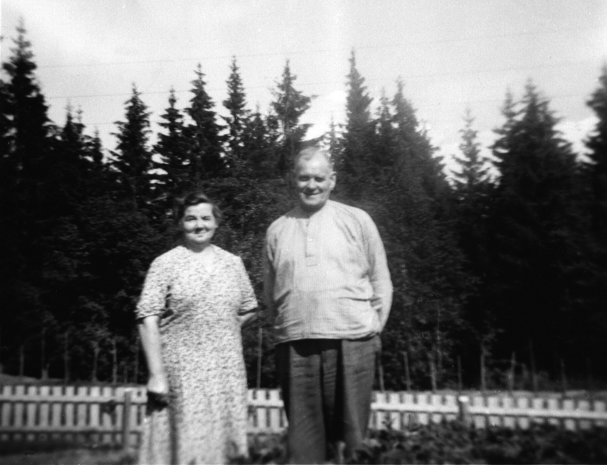 Anno Domkirkeodden, OLAVA 1900-1971 OG AUGUST ANDREASSEN 1893-1978 I FETBEKKEN. CA 1960.