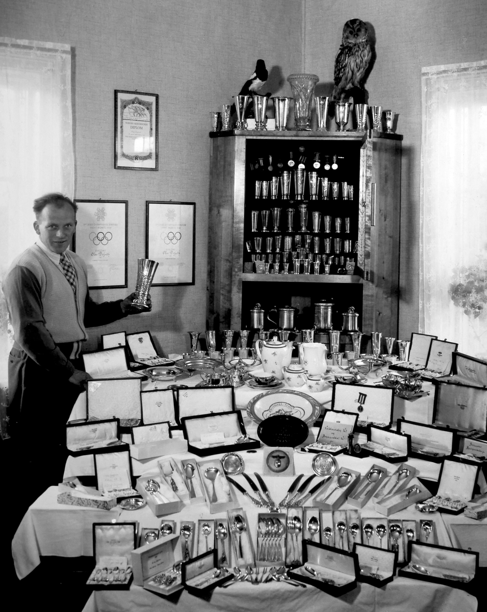 Anno Domkirkeodden, OLAF DUFSETH, MED PREMIESAMLINGEN. LANGRENNSLØPER, KOMBINERTLØPER. DELTOK I OL I ST. MORITZ 1948 OG BLE NEST BESTE NORDMANN I KOMBINERT. GODE PLASSERINGER I NORGESMESTERSKAP. I 1947 TOK HAN SØLV BÅDE I KOMBINERT OG PÅ 18 KM OG BLE STAFETTMESTER MED HEDMARK. DELTOK MANGE GANGER I HOLMENKOLLEN. LA OP…