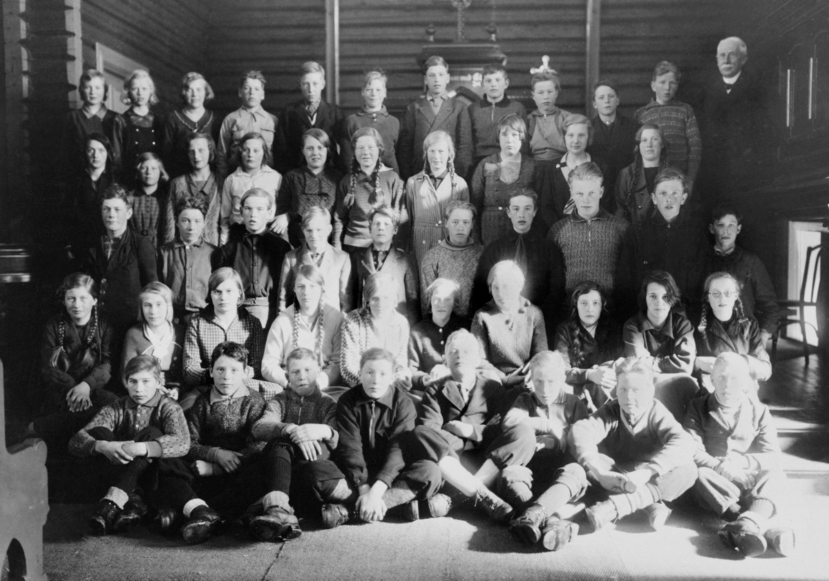 Anno Domkirkeodden, KONFIRMANTGRUPPE, ØVRE VANG KIRKE, 1933. PREST: HANNIBAL STABELL1. REKKE (FORAN) FRA VENSTRE:JOHAN HOLENBAKKEN, LEIF ARNE STORLIEN, HELGE AASBAKKEN, UKJENT, UKJENT, HARALD BERGSETBAKKEN, UKJENT, ARNE LØBERG. 2. REKKE, FRA VENSTRE:ANNE ARNSET, OLINE BLYSTAD, LILLY VESTLI, UKJENT, UKJENT, UKJENT, UKJ…